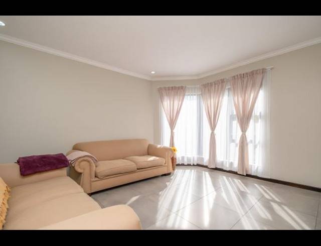 3 BEDROOM PROPERTY TO RENT IN SUNNINGHILL